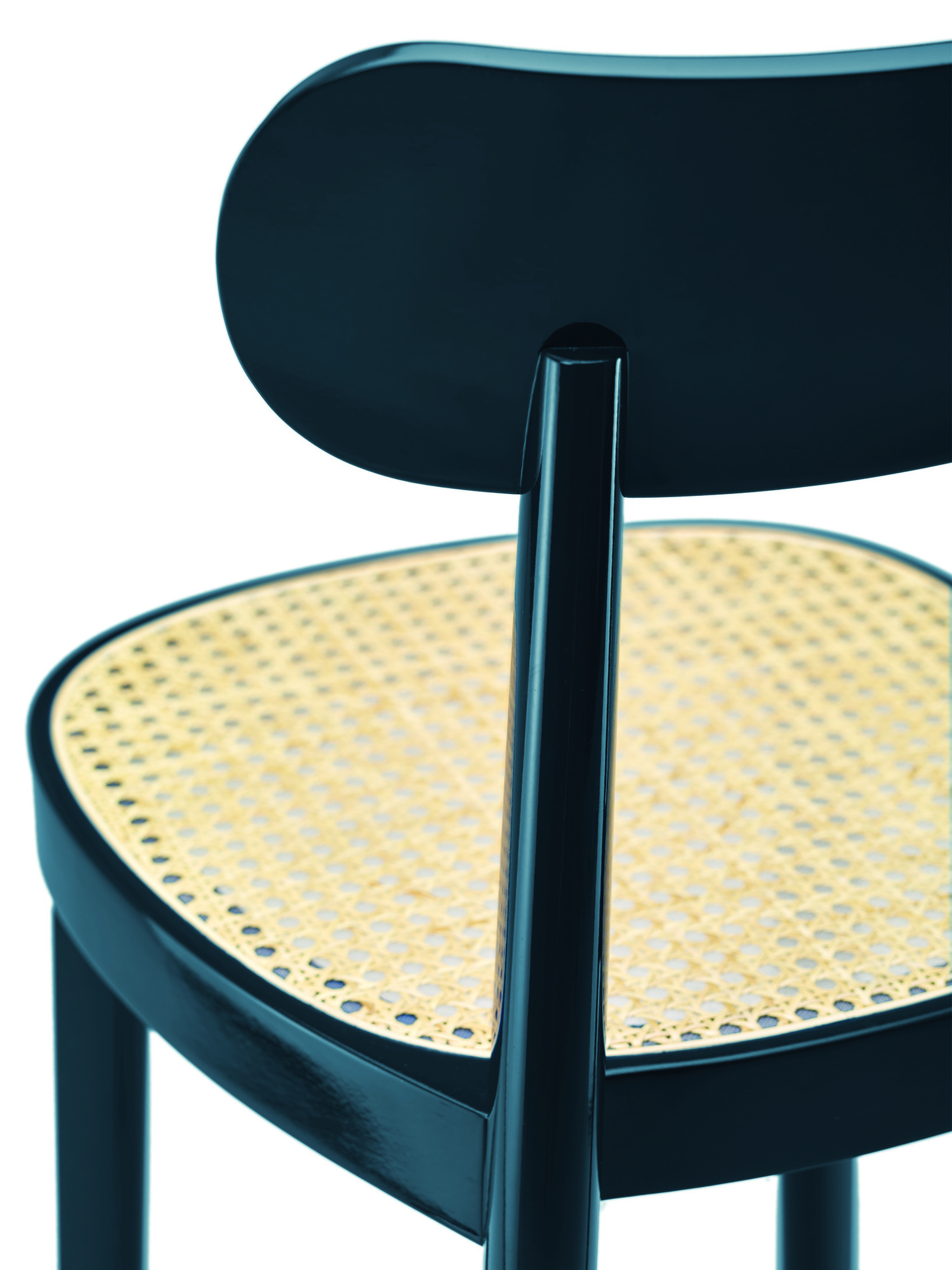 Detailansicht: Holzstuhl 118 Thonet mit Wiener Geflecht Sitzfläche und hochglänzendem, dunklem Holzrahmen.
