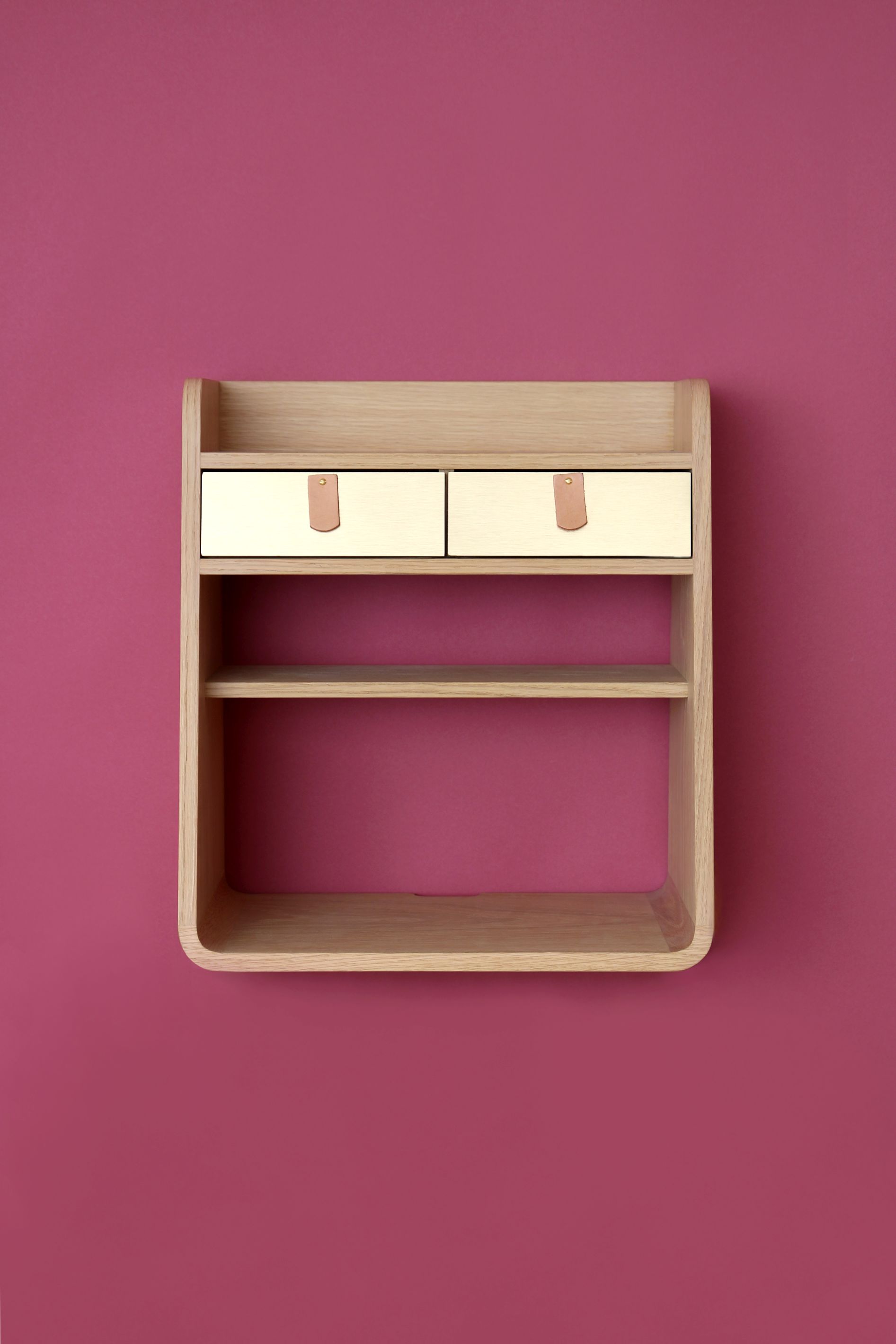 Suzon Wandschrank von Hartô aus Eiche mit Messingdetails, zwei Schubladen und Regalböden.