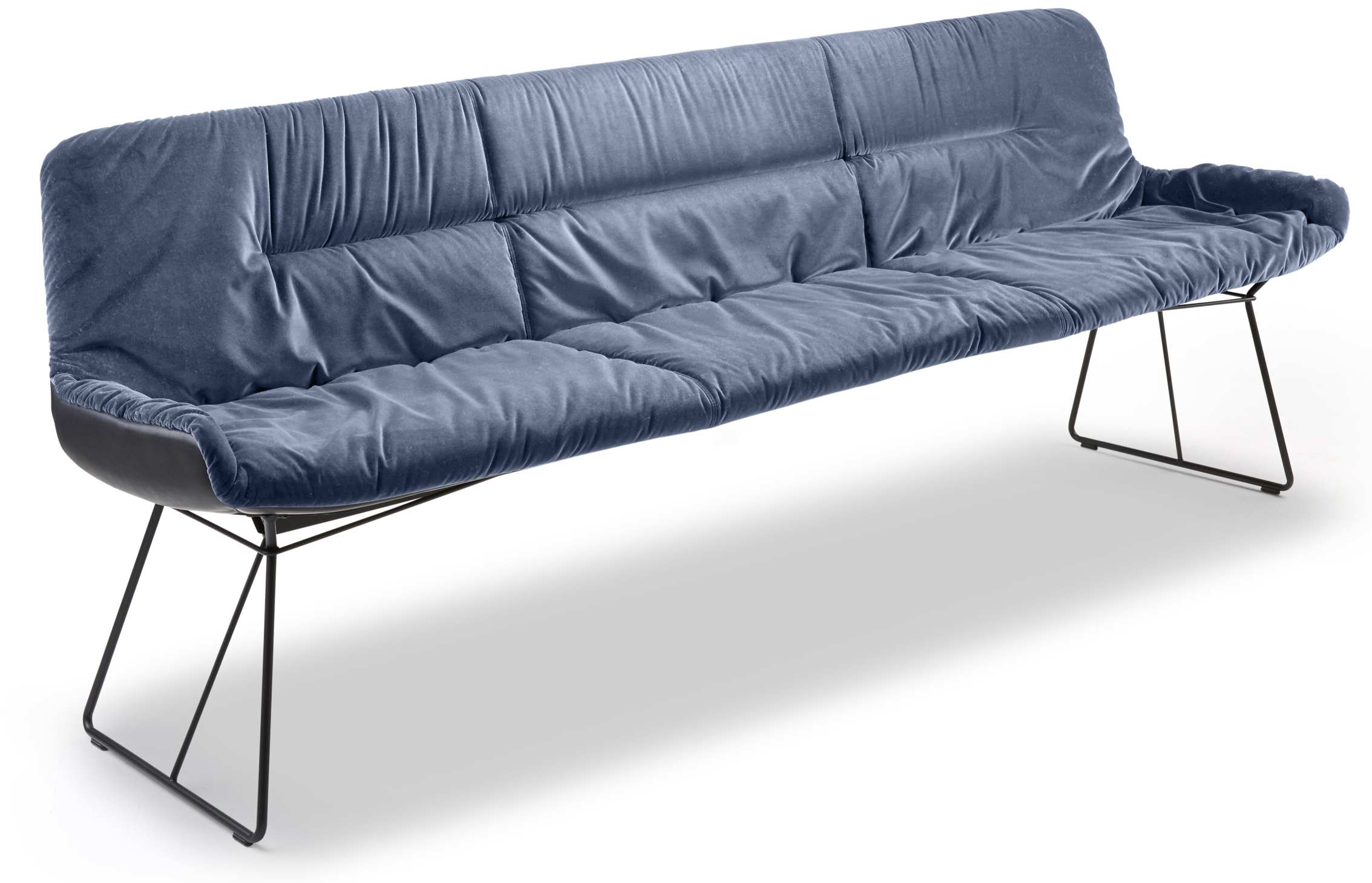 Blaue Leya Bank der Freifrau Manufaktur mit Samtbezug und schwarzem Metallgestell, modernes Design für Wohnzimmer.