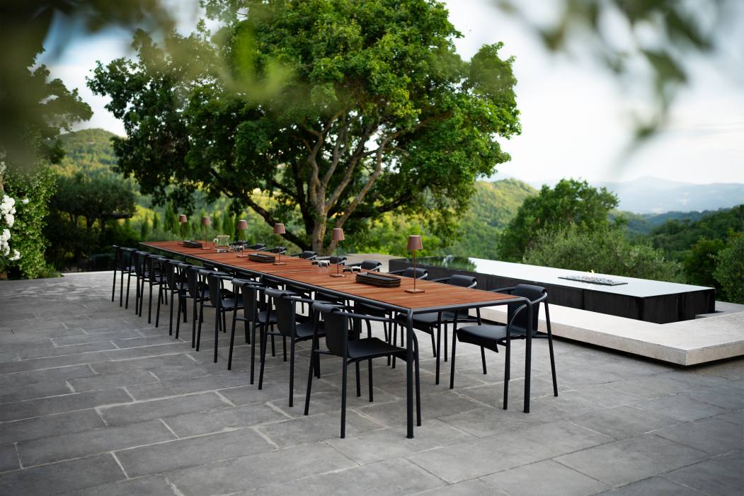 Avanti Dining Table Esstisch Outdoor von Houe mit schwarzen Stühlen und tollem Ausblick in die Natur.
