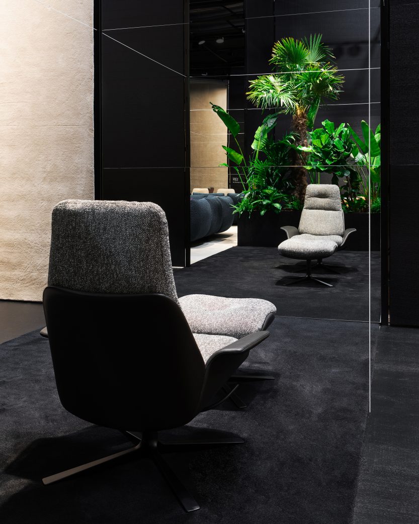 Rei Sessel von Prostoria, grauer Drehsessel mit schwarzer Rückseite, modernes Design für Wohnzimmer und Büro.