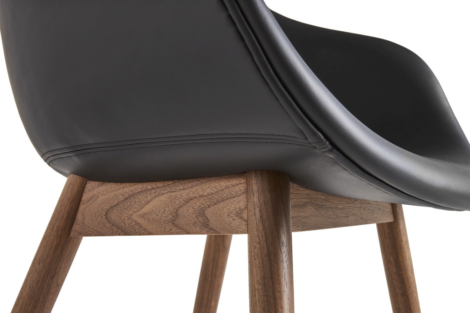 Detailaufnahme: Schwarzer About a Chair AAC 213 Stuhl von Hay mit Holzgestell.