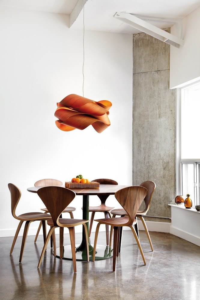Rote Link Pendelleuchte von LZF Lamps über Esstisch mit Holzstühlen. Designlampe für Esszimmer.
