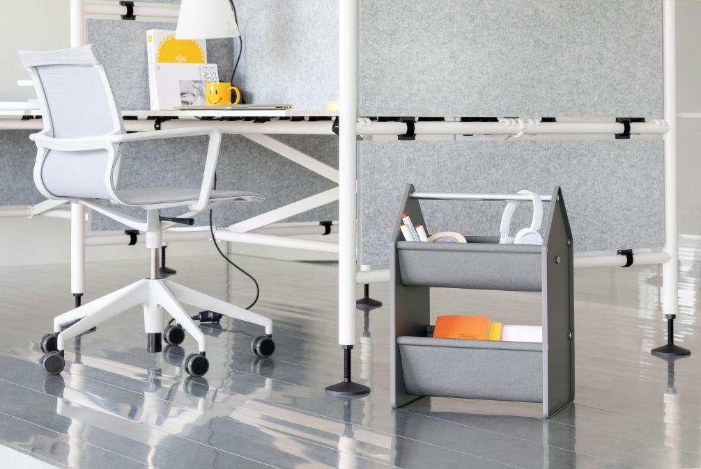 Graue Vitra Drop Box Aufbewahrungsbox mit zwei Fächern im Büro neben Schreibtisch und Bürostuhl.