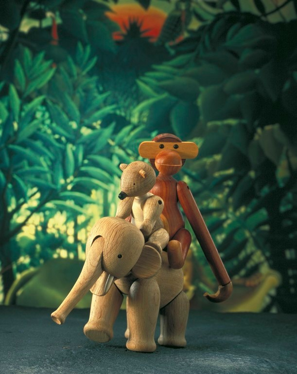 Holzspielzeug-Set: Affe, Bär und Elefant vor Dschungelkulisse, handgefertigte Holzfiguren für Kinder, dekoratives Holzspielzeug.