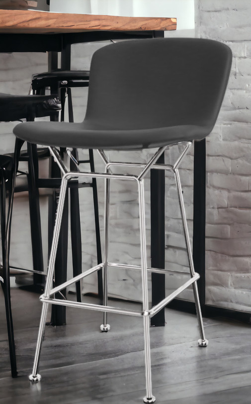 Bertoia Bar Stool Barhocker mit Kernleder Sitzschale und verchromtem Stahlgestell, modernes Design.