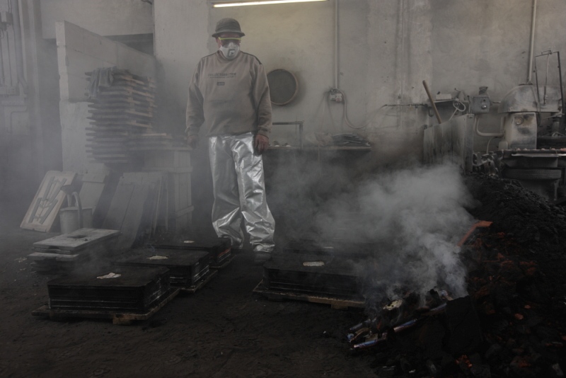 Herstellung eines Art Déco Türdrückers von Tecnolumen: Gießen von Metall in einer Werkstatt.