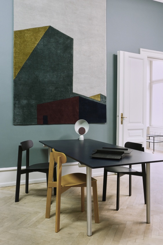 Schwarzer Bondi Chair Stuhl aus Esche am Esstisch, modernes skandinavisches Design für Esszimmer.