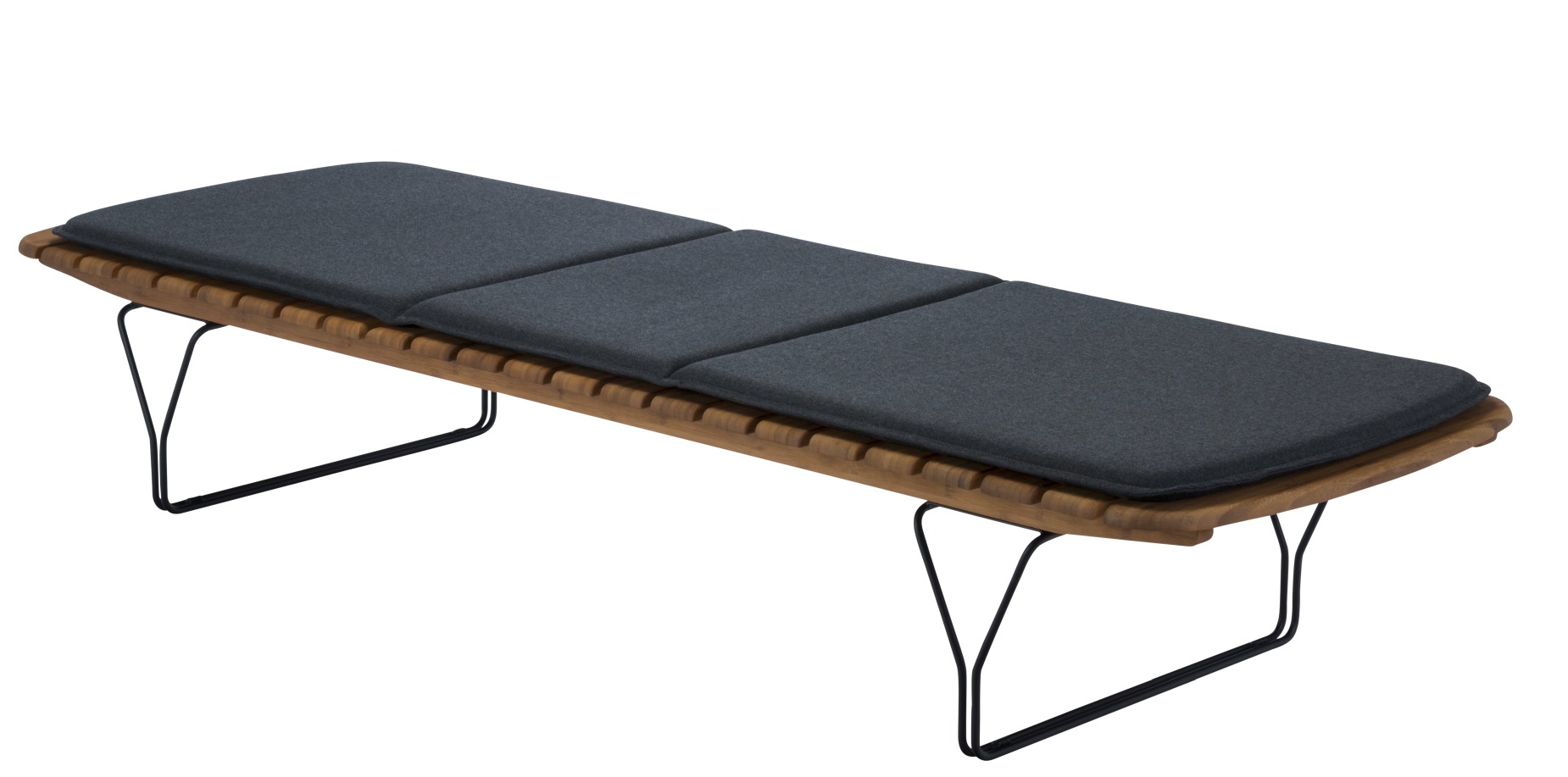 Houe Sonnenliege mit Molo Outdoor Kissen, graue Polsterauflage auf Holzliege mit schwarzem Metallgestell.