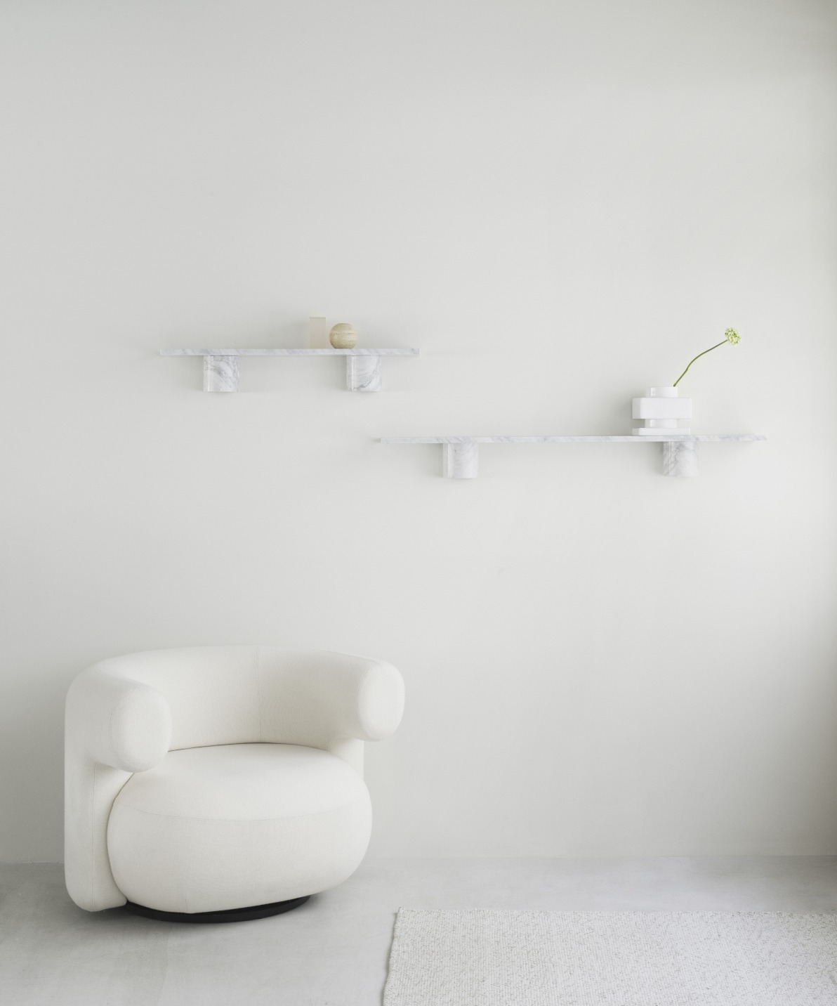 Helles Interieur mit zwei Sten Regalen 80 cm von Normann Copenhagen und Sessel.