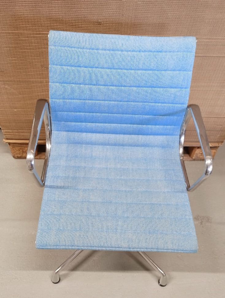 Aluminium stoel EA 103 / EA103 Stoel BLAUW/IVOOR Vitra TENTOONSTELLINGSSTUK / TWEEDEHANDSMEUBEL