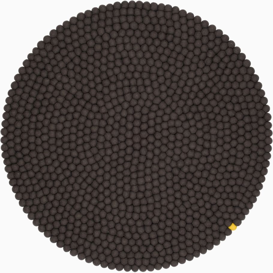 Big One myfelt Teppich, runder Filzteppich aus vielen dunklen Filzkugeln, Durchmesser 200 cm.