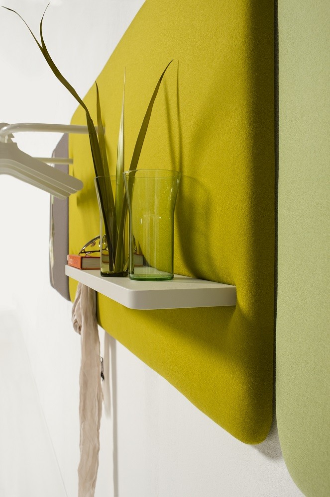 Cascando Pillow Wall Wandpaneel in Gelb mit Regal und Dekoration, Akustikpaneel für Büro und Zuhause.