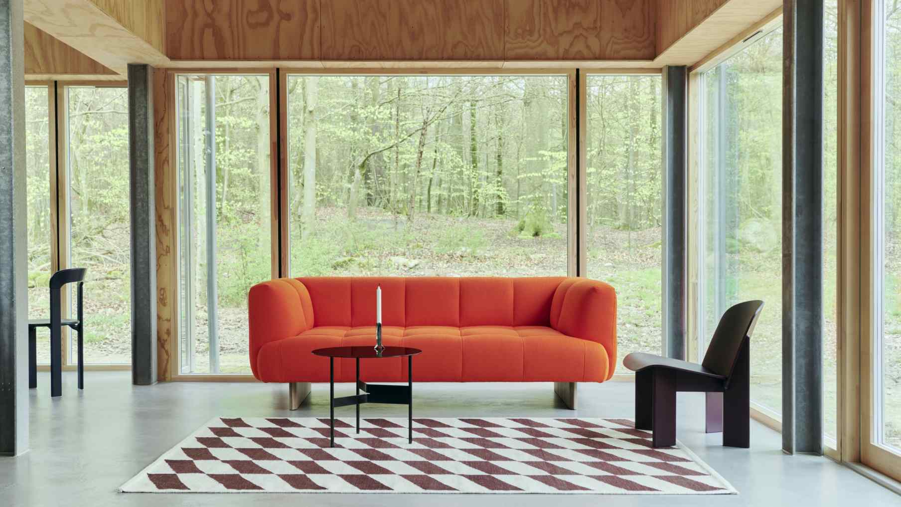 Oranger Quilton Lift 2-Sitzer Sofa von Hay in modernem Wohnzimmer mit Teppich und Designermöbeln.