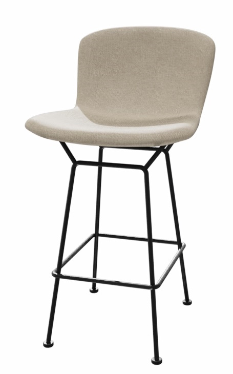Bertoia Barhocker mit beigem Sitzpolster und schwarzem Metallgestell für Küche oder Bar.