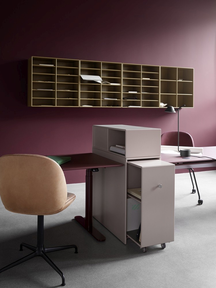 Montana Cargo Modul 80 Schrank-System im Büro: Beige Schränke mit Fächern und Rollcontainer unter Tisch.