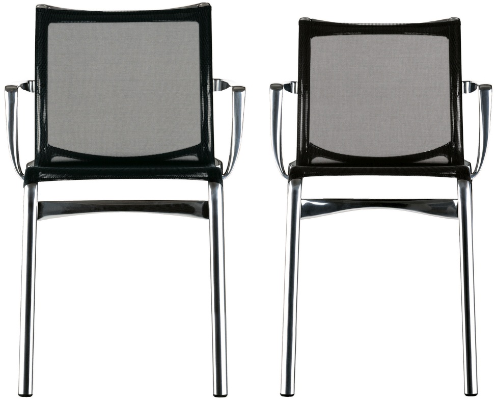 Zwei Highframe Stühle von Alias mit Armlehnen und Netzbespannung in Schwarz und Grau.
