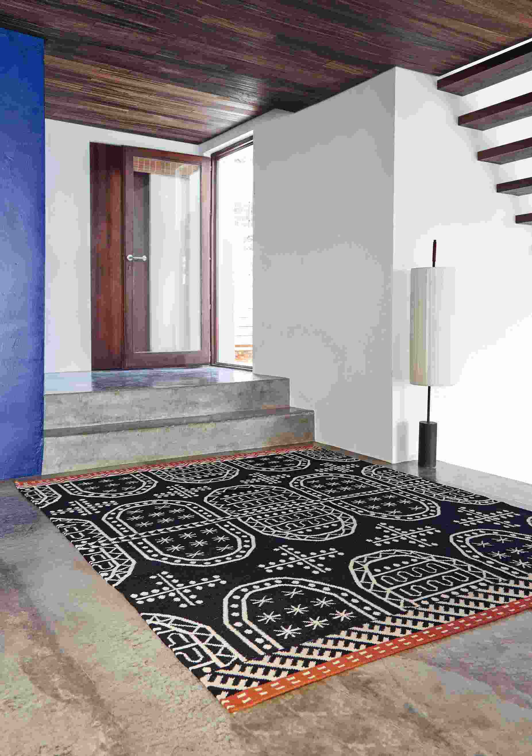 Kilim Teppich Tasili Gan, 200x300 cm, schwarz-weiß gemustert mit rotem Rand, im modernen Wohnraum.