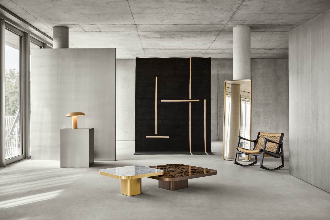 ClassiCon Bow Coffee Table No. 3: Moderner Couchtisch mit Marmorplatte und Messingfuß in stilvollem Ambiente.