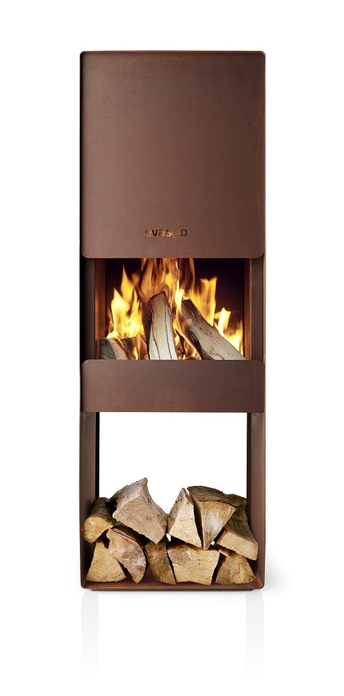 Eva Solo FireBox Garden Kaminofen mit brennendem Holz und Holzscheiten.