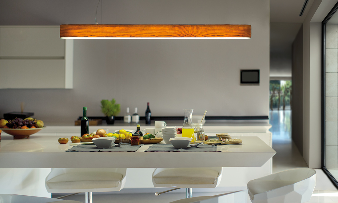 I-Club Pendelleuchte in Kirsche von LZF Lamps über Esstisch in moderner Küche.