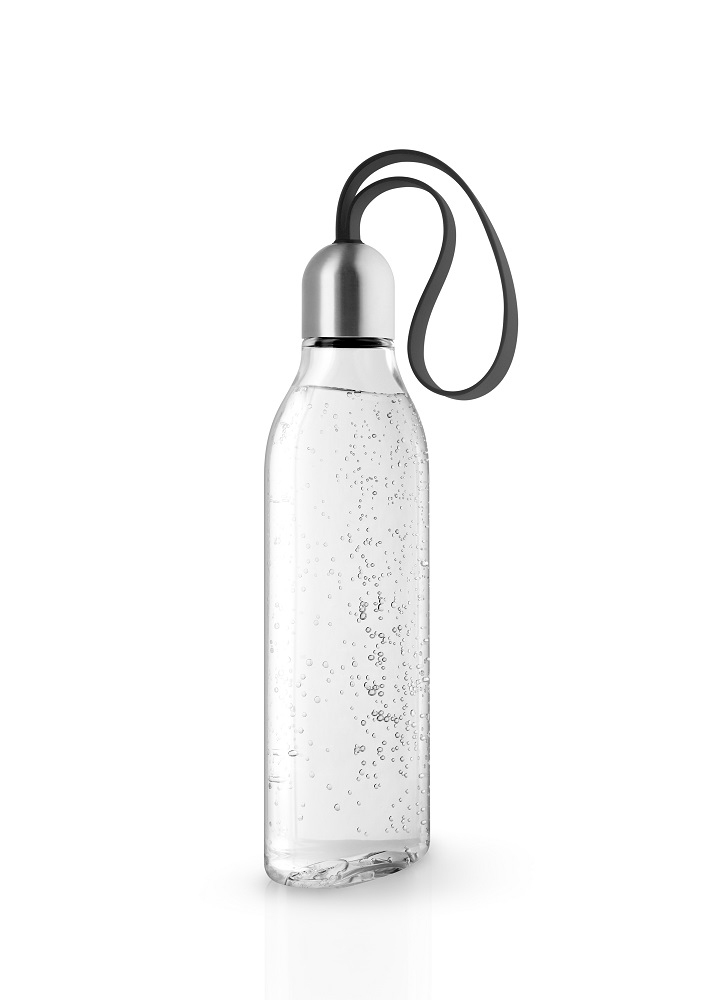 Transparente Eva Solo Trinkflasche mit Wasser und schwarzer Trageschlaufe, ideal für unterwegs.
