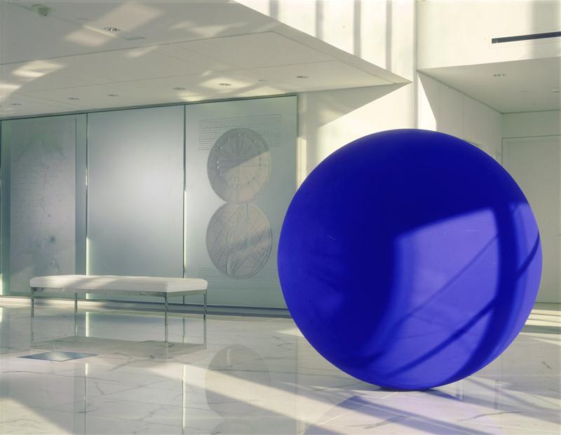 Florence Bank von Knoll International: Blaue Sitzbank Kugel im modernen Büro mit weißem Marmorboden.