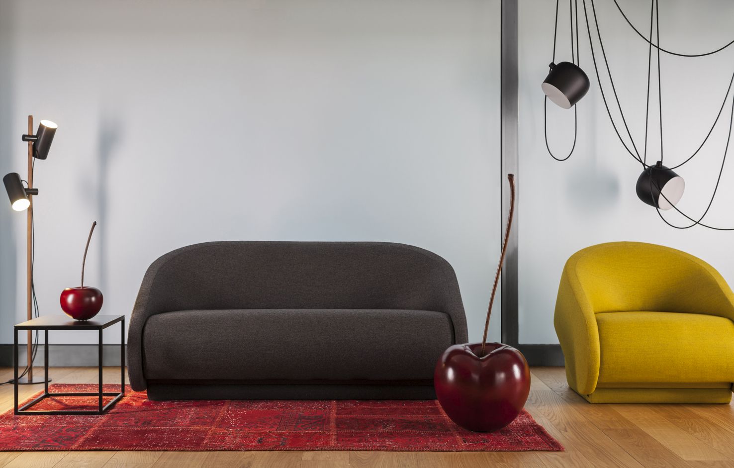 Modernes Wohnzimmer mit Prostoria Up-lift Schlafsofa in Grau, gelbem Sessel und Kirsch-Dekoration.