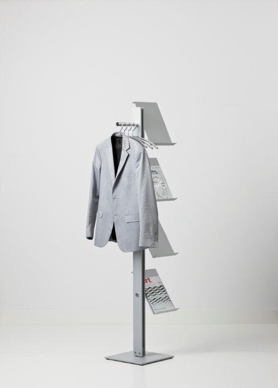 Standfree B Garderobenständer von Cascando mit Prospektablagen und grauem Sakko im modernen Design.