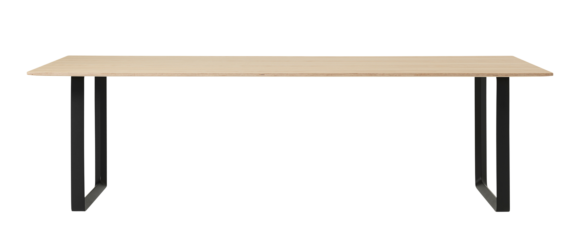 Muuto 70/70 Tisch mit hellem Holz und schwarzen Beinen, moderner Esstisch oder Schreibtisch.