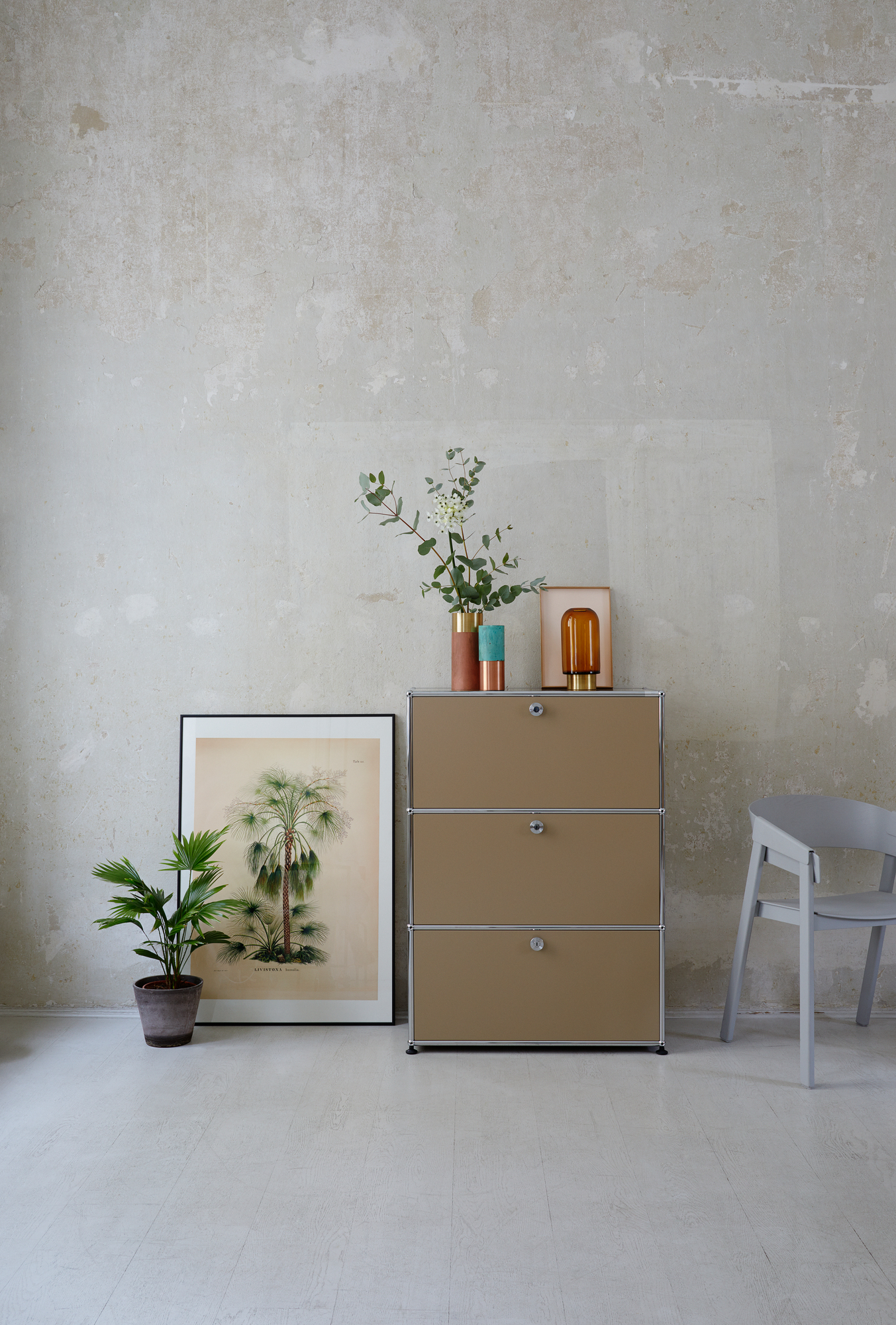 USM Haller Highboard in Braun mit drei Klappen, stilvolles Möbelstück für Wohnzimmer und Büro.