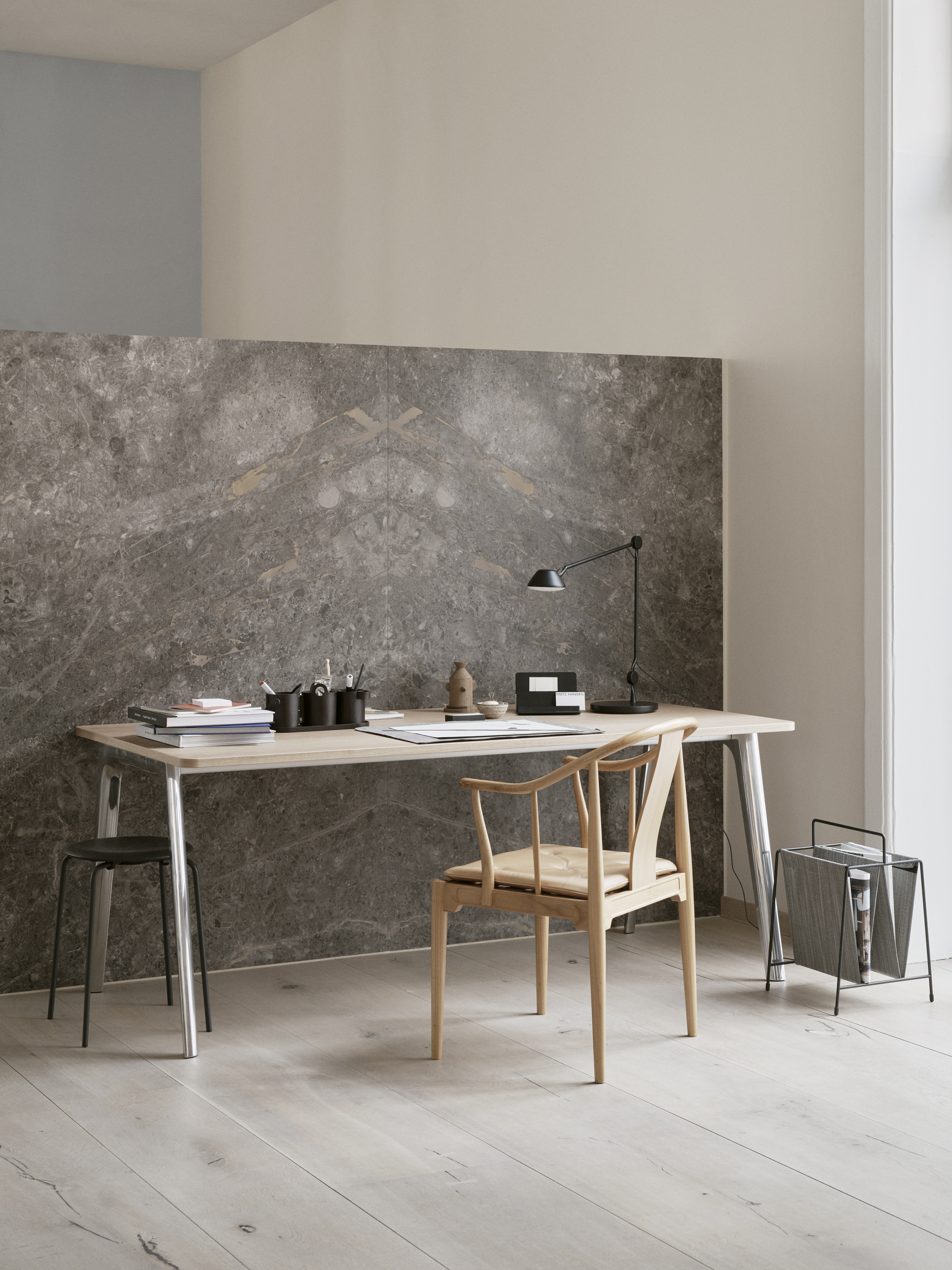Fritz Hansen China Chair Stuhl aus Holz mit hellem Lederbezug am Schreibtisch.