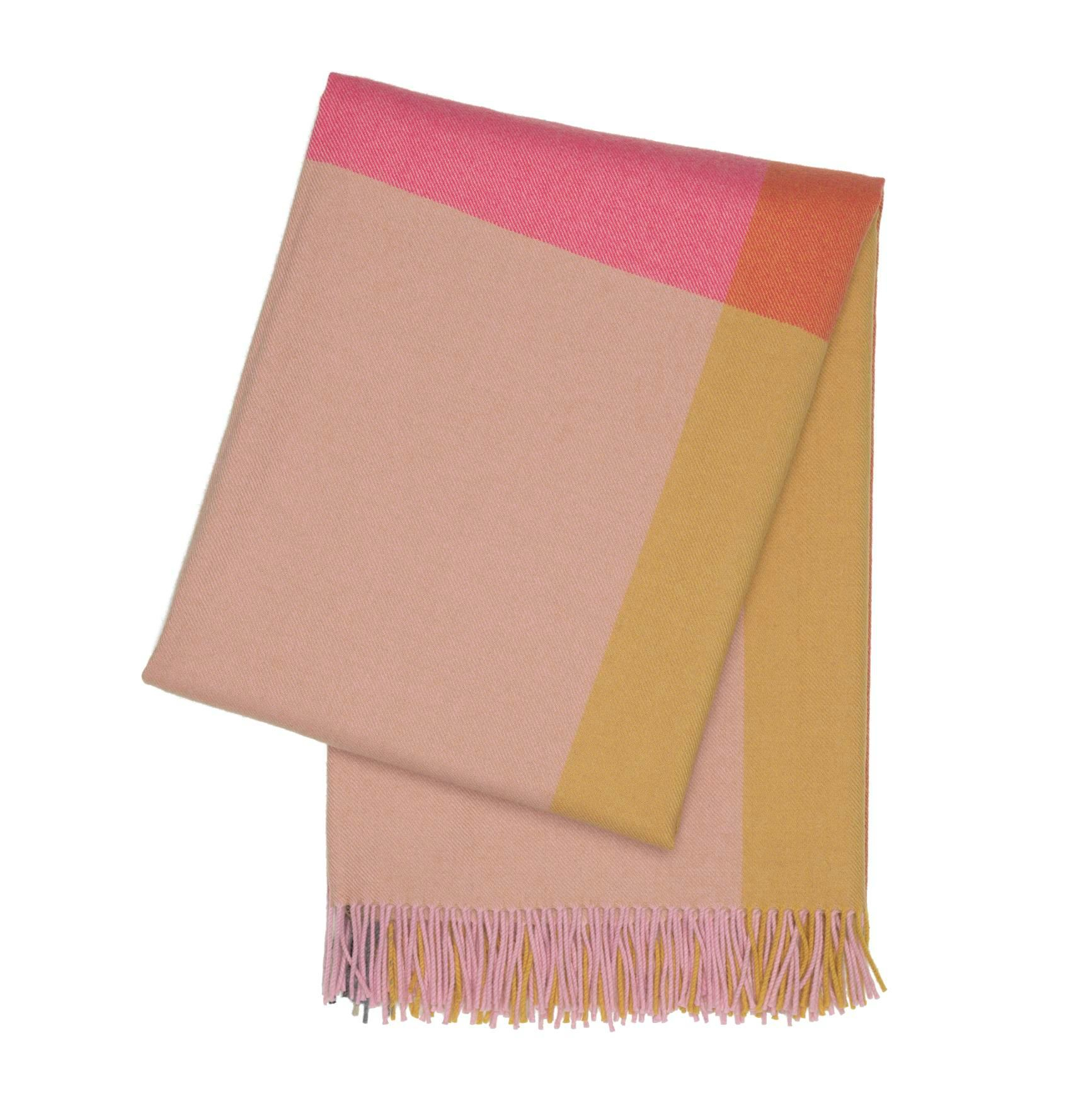 Colour Block Wolldecke von Vitra in Rosa, Gelb und Orange mit Fransen.