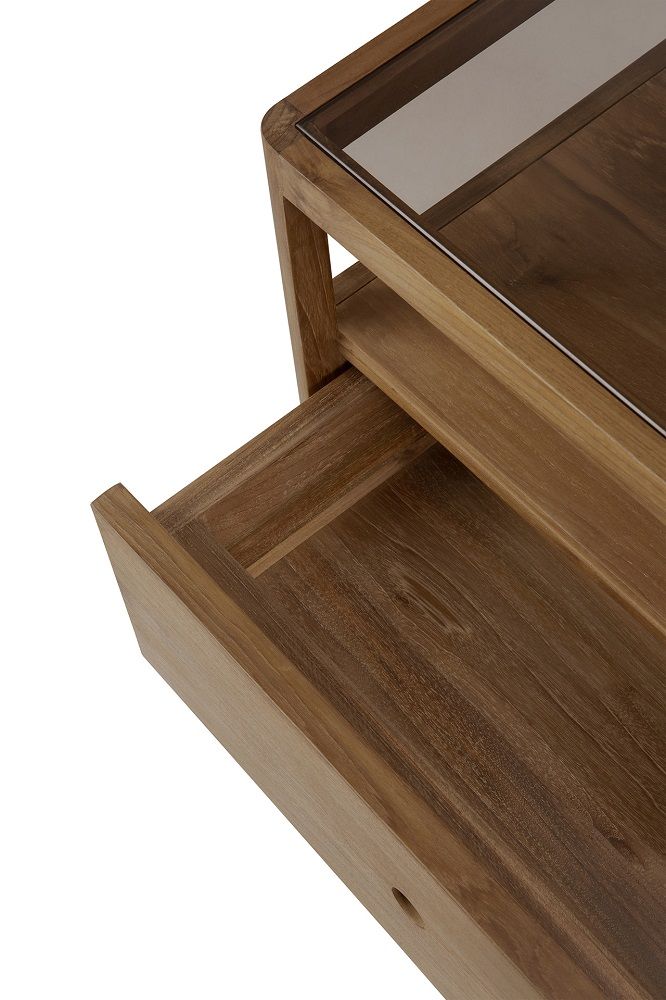 Detailaufnahme des Ethnicraft Spindle Nachttischs mit Schublade aus Teakholz. Hochwertiger, moderner Nachttisch.