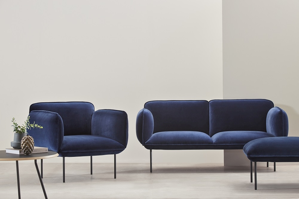 Nakki Sessel und Sofa in blauem Samtstoff. Moderne Wohnzimmermöbel mit minimalistischem Design.