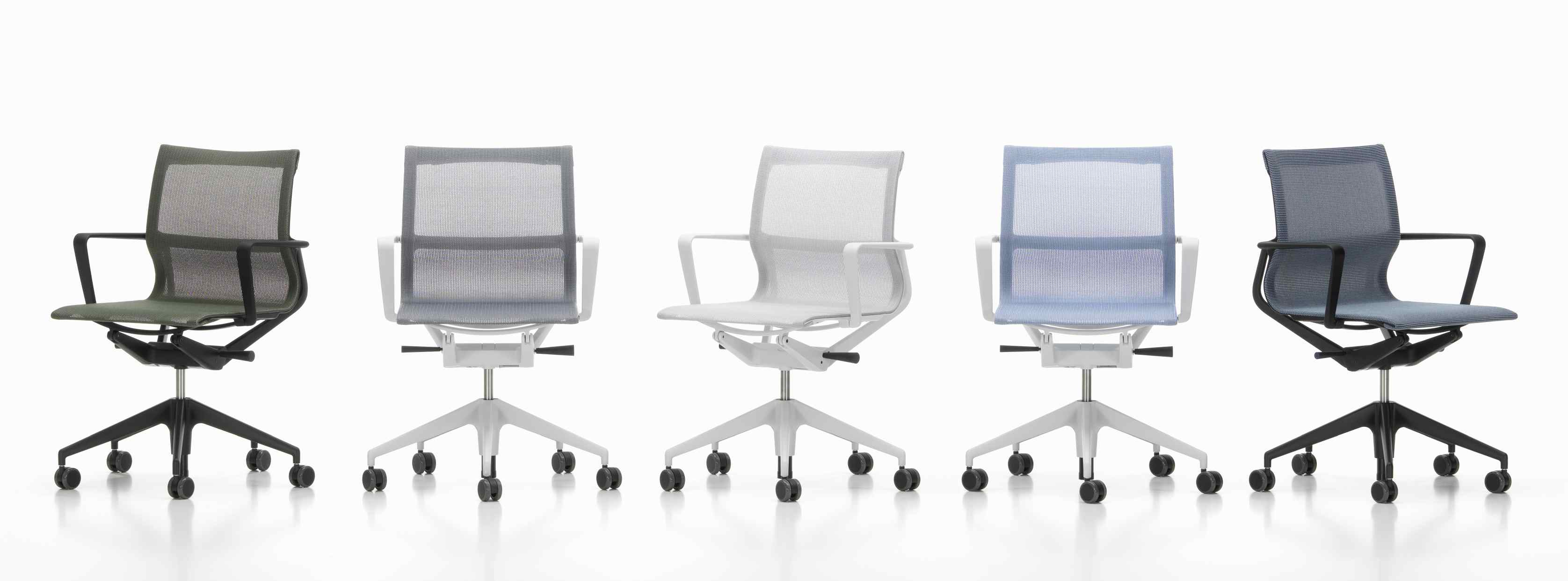 Physix Bürodrehstühle von Vitra in verschiedenen Farben mit Armlehnen und Rollen auf weißem Hintergrund.