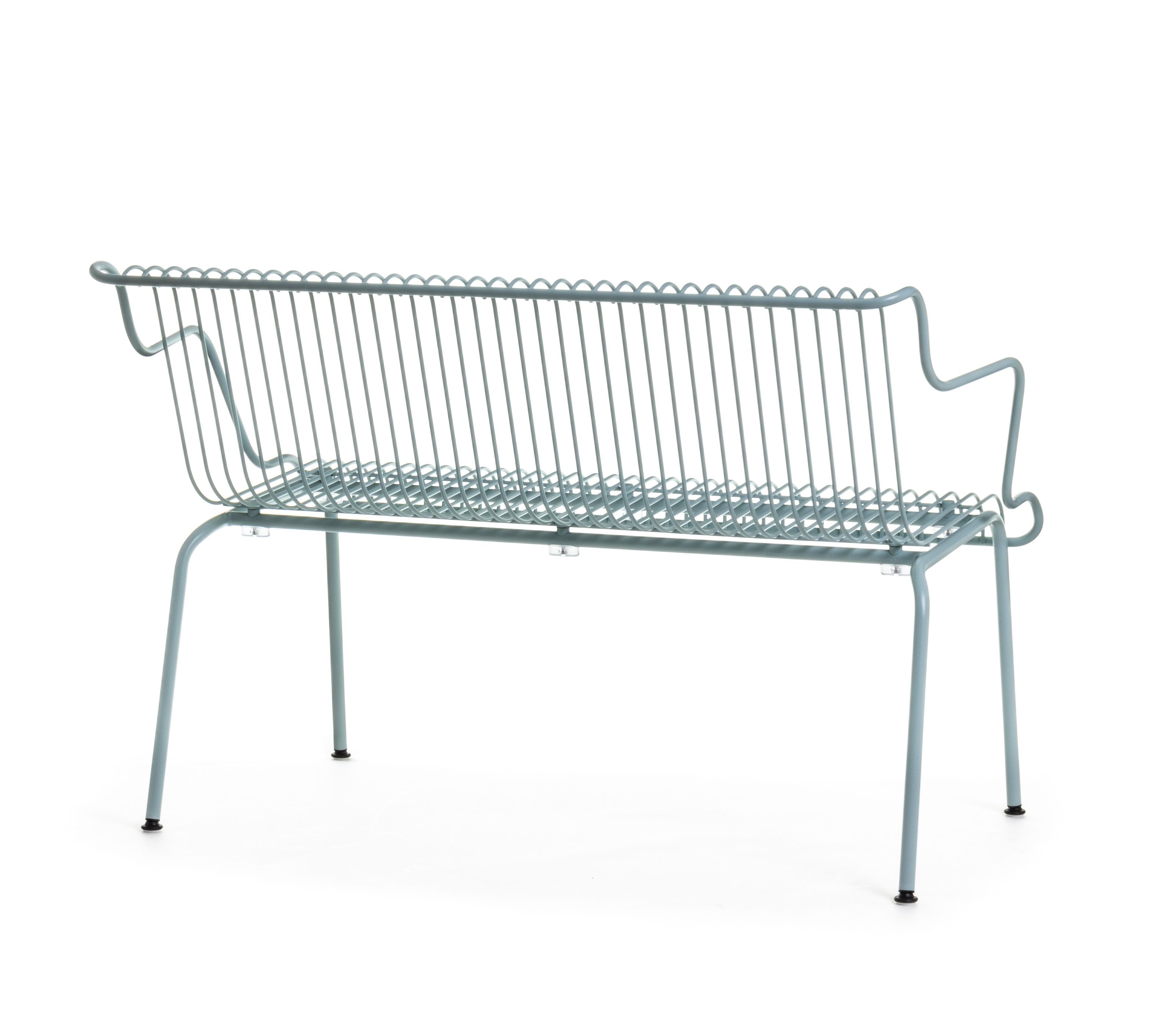 South Outdoor Bank von Magis: Moderne Gartenbank aus Metall in Hellblau.