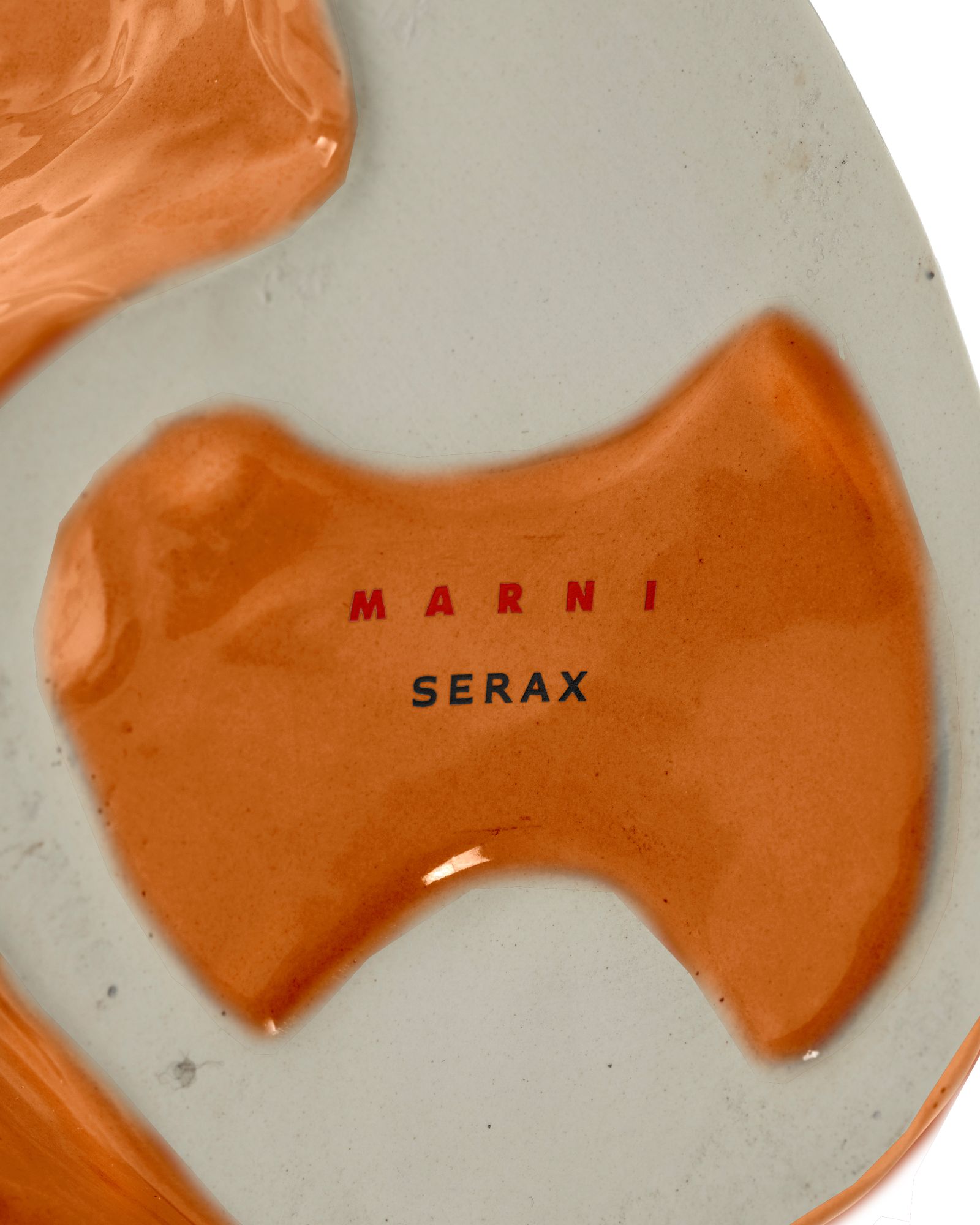 Detailaufnahme der Serax Eule Vase in Orange, modernes Design für Blumen und Dekoration.