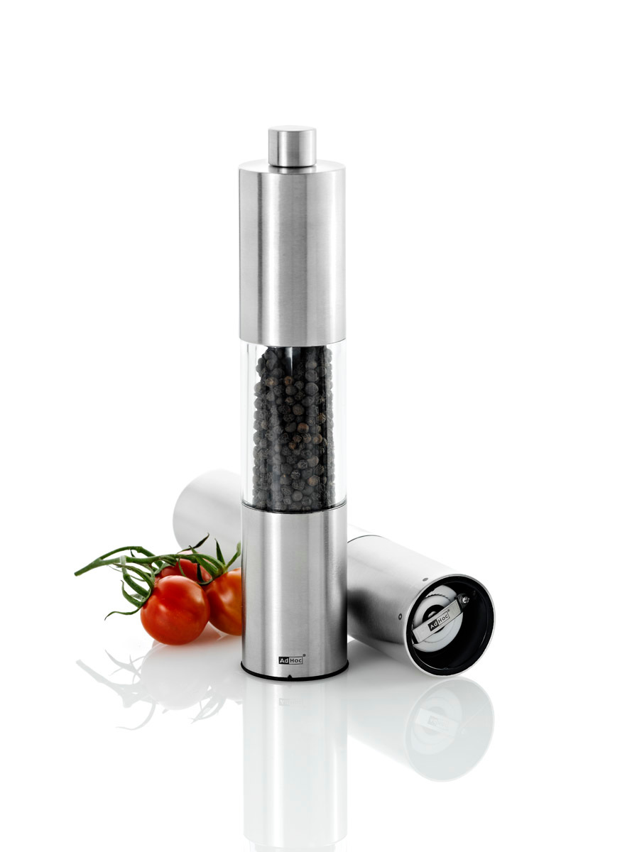 AdHoc Pfeffermühle: Große, silberne Gewürzmühle mit Pfefferkörnern und Tomaten. Ideal für Küche und Tisch.
