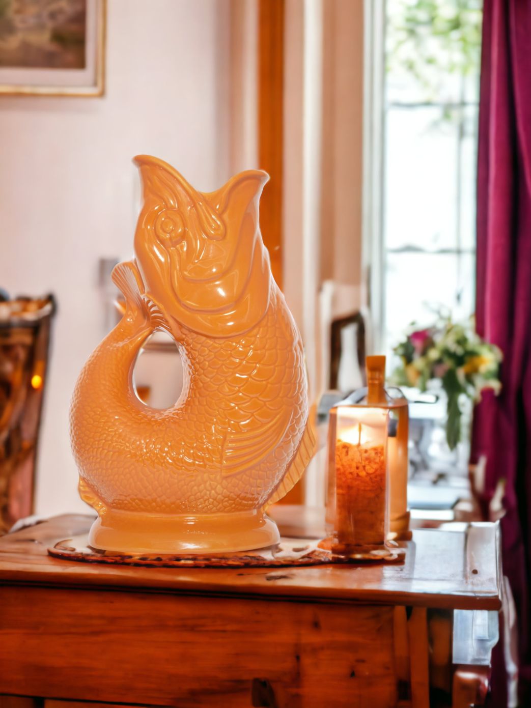 Orange Gluckigluck Fischkaraffe XL auf Holzkommode. Dekorative Wasserkaraffe und Vase in Fischform.