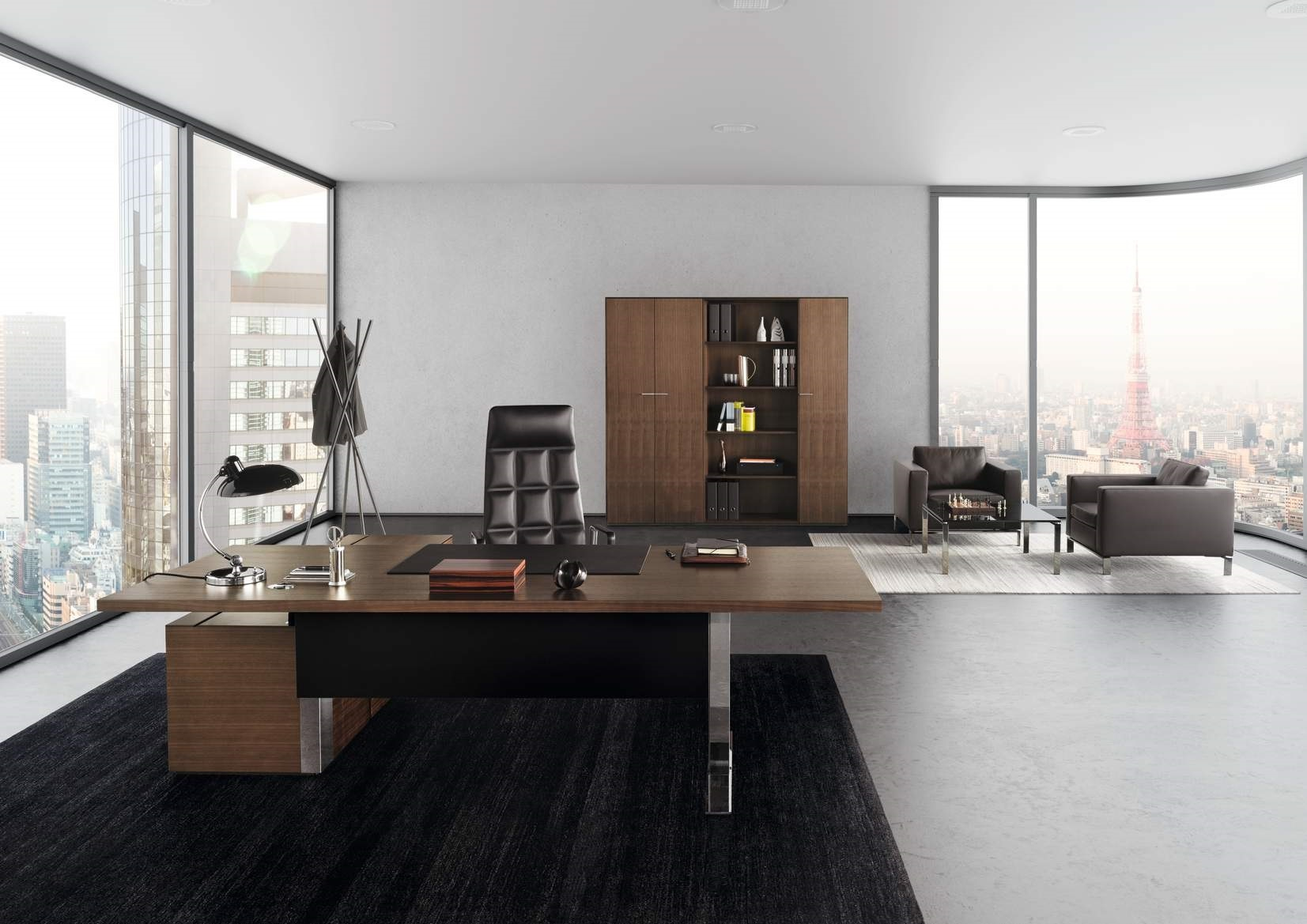 Büro mit Leadchair Executive Drehstuhl von Walter Knoll, Schreibtisch, Regalen und Sesseln vor Skyline.