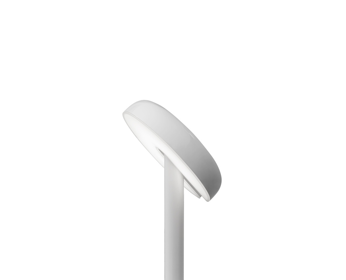 Detailaufnahme: Moderne Cabriolette Stehleuchte von Martinelli Luce, weiße Ausführung, minimalistisches Design.