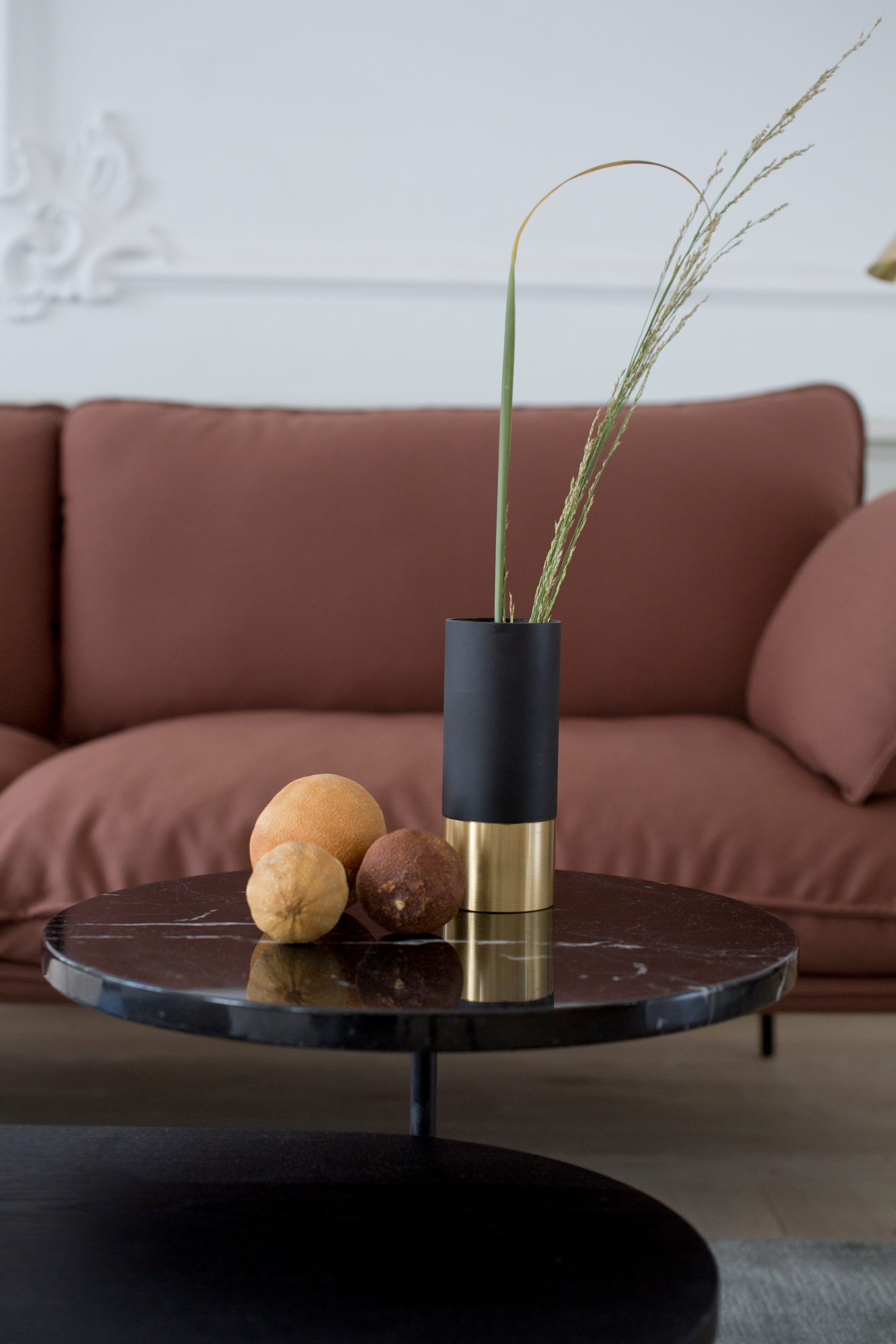 AndTradition Cloud Sofa im Wohnzimmer mit Dekoration auf einem Marmor-Couchtisch.
