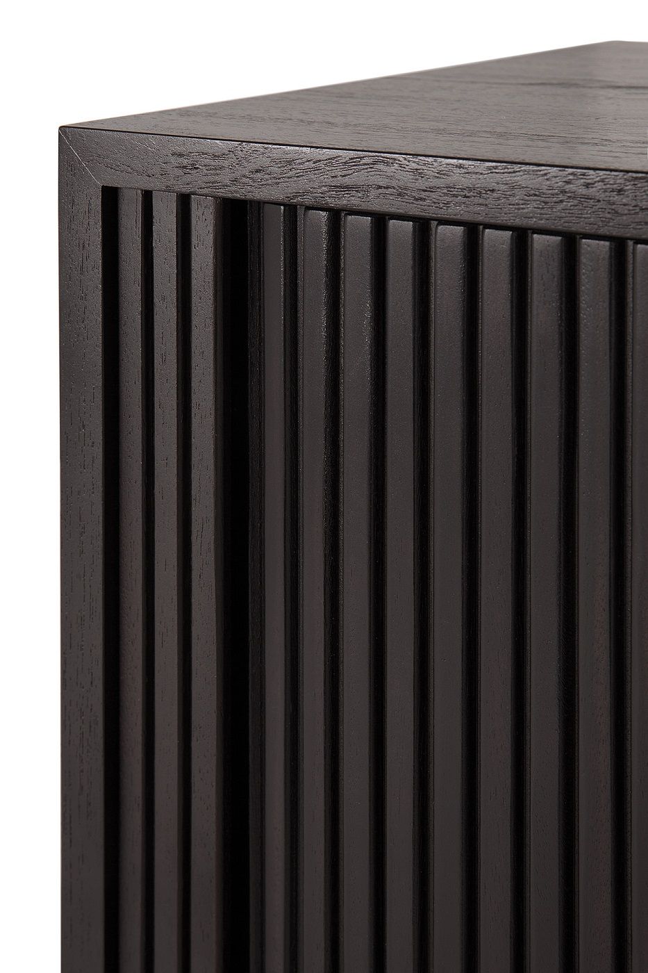 Detailaufnahme der geriffelten Tür der schwarzen Teakholz Roller Max TV Anrichte.