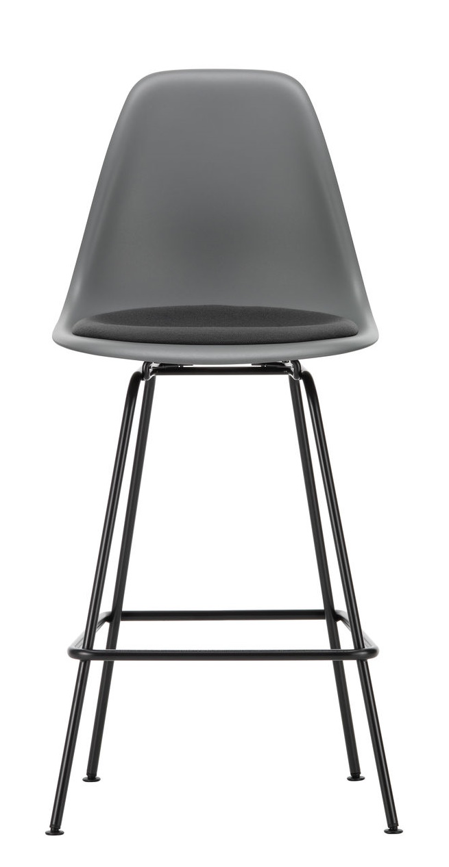 Grauer Eames Barhocker mit Sitzpolster und schwarzem Metallgestell von Vitra, Frontansicht.