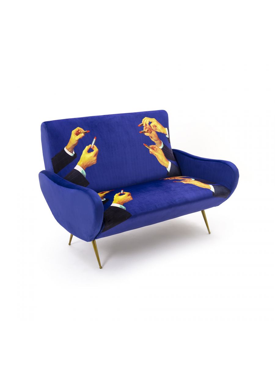 Toiletpaper 2-Sitzer Sofa Lipsticks Seletti: Blaues Sofa mit Lippenstift-Motiv und goldenen Beinen auf weißem Hintergrund.