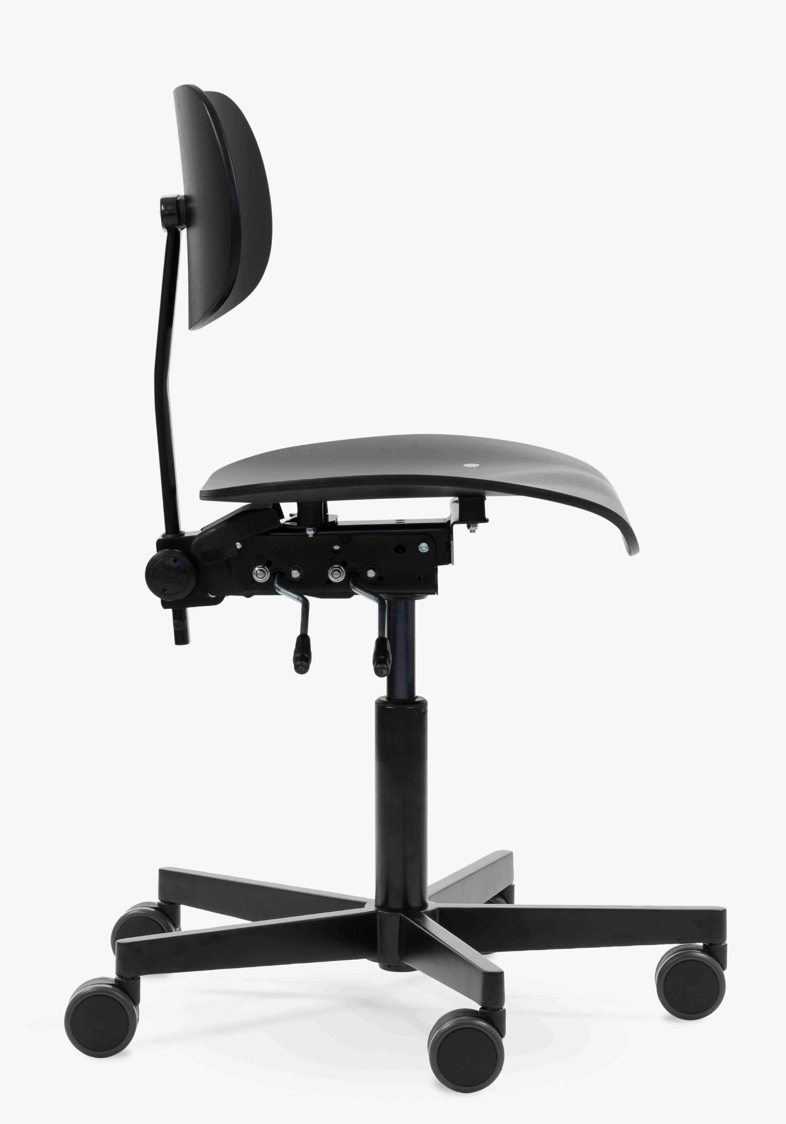 Schwarzer Wilde+Spieth S 197 R20 Drehstuhl mit Rollen, ergonomischer Sitzfläche und verstellbarer Rückenlehne von der Seite.