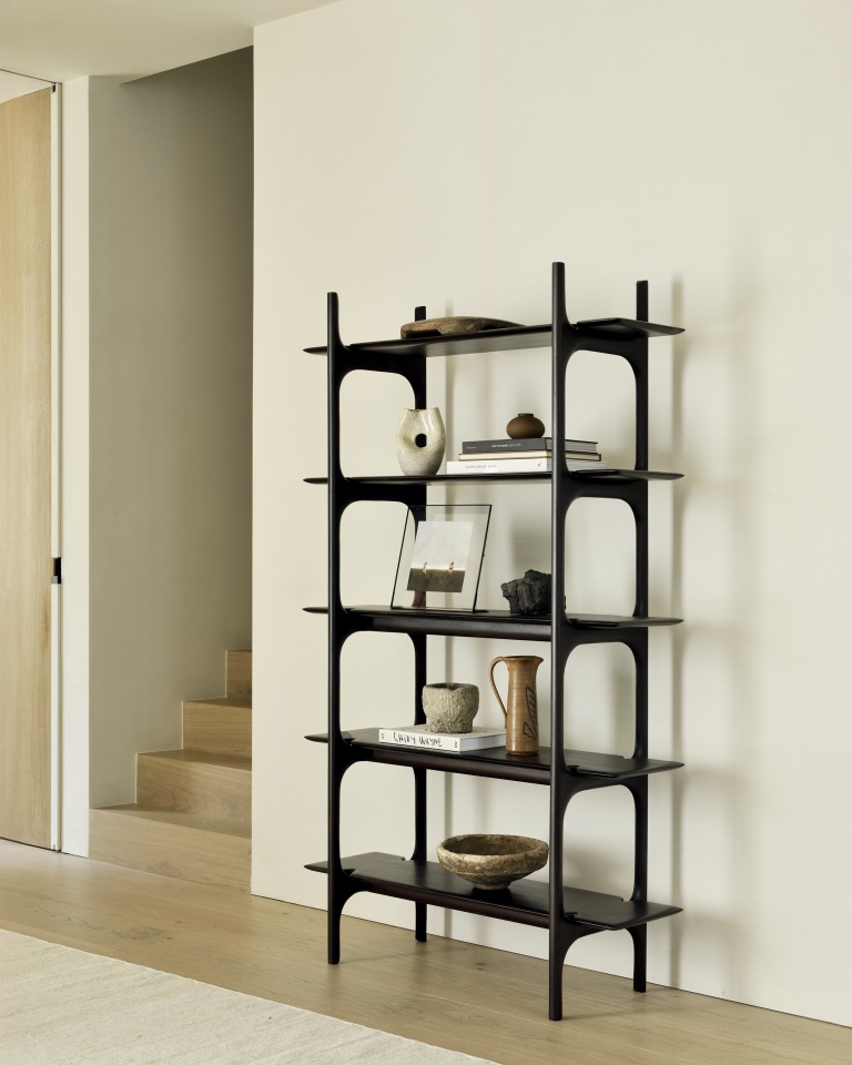 Schwarzes PI Rack Regal von Ethnicraft mit fünf Ablagen, dekoriert mit Vasen und Büchern.