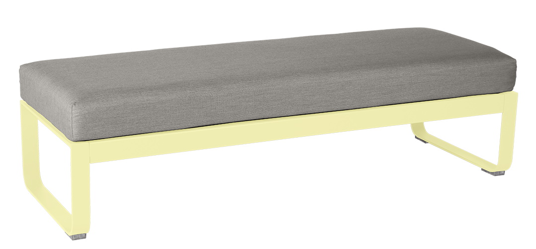 Bellevie Outdoor Hocker von Fermob, 2-Sitzer mit grauem Polster und gelbem Gestell.