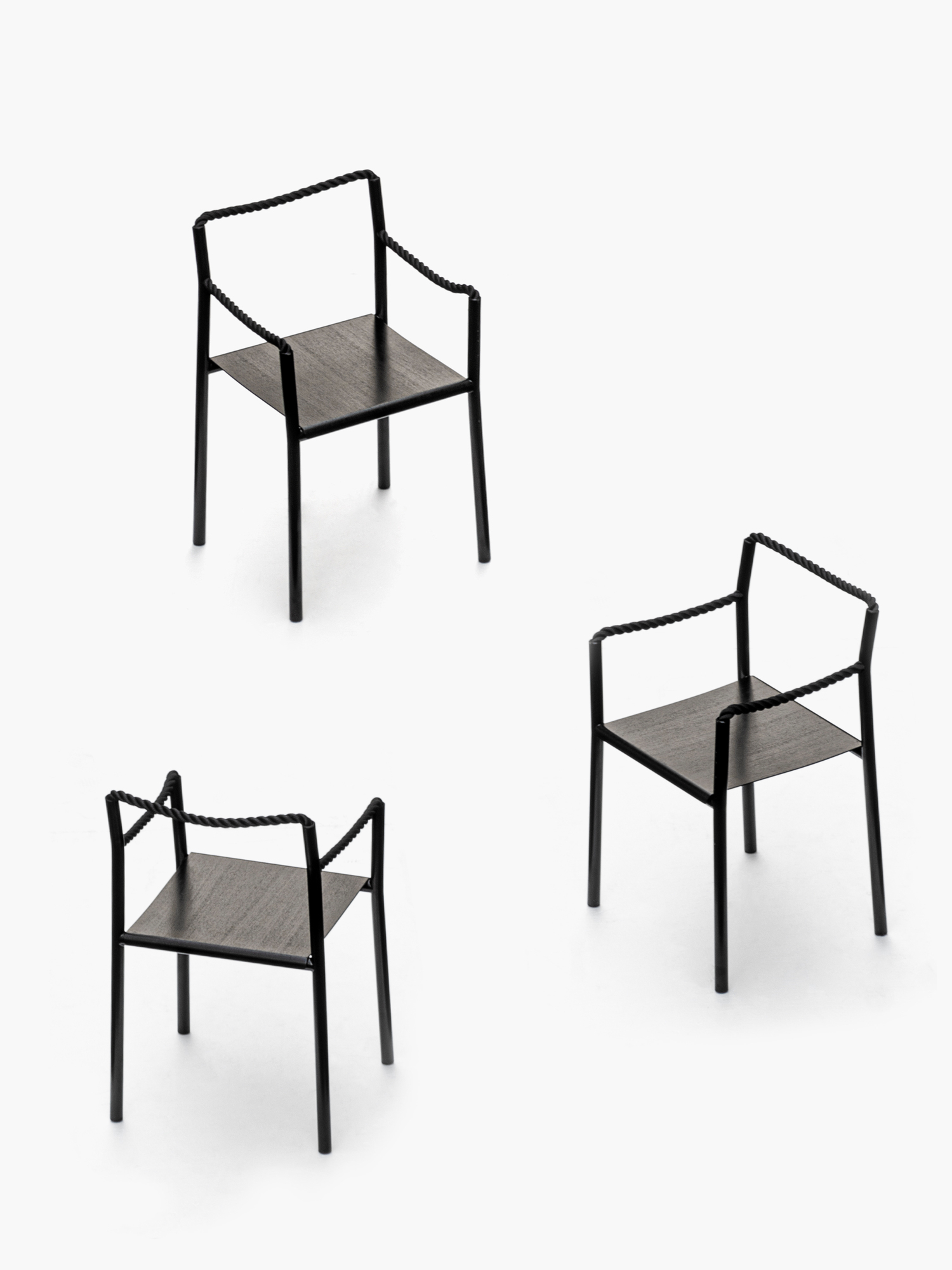 Drei Rope Chair Stühle von Artek in Schwarz auf weißem Hintergrund, modernes Möbeldesign.